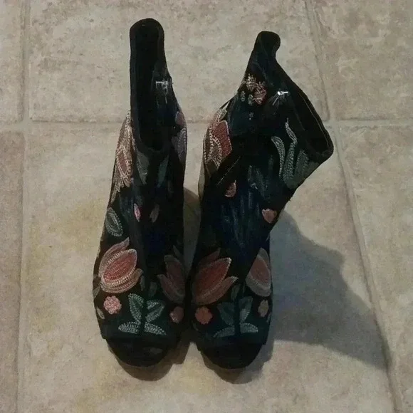 Rebecca Minkoff Black Teal Peach Billie Floral Embroidered Peep Toe Boot Sz 6.5 - Picture 2 of 8